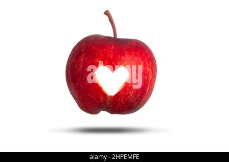 Cœur d'amour coupé à travers une pomme rouge isolée sur un fond blanc. J'adore les fruits frais Banque D'Images