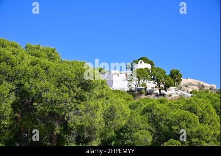 Vue à angle bas de l'Ermitage de la Magdalena parmi les pins méditerranéens par une journée ensoleillée. Banque D'Images