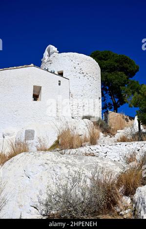 Vue à angle bas de la Magdalena accès à l'Hermitage entre les pins méditerranéens par une journée ensoleillée et un ciel bleu Banque D'Images