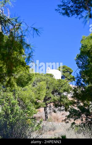 Vue à angle bas de l'Hermitage de la Magdalena, accès entre les pins, par une journée ensoleillée et un ciel bleu Banque D'Images