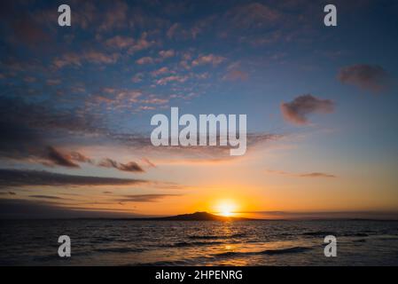 Soleil levant sur l'île Rangitoto, rive nord, Auckland. Banque D'Images