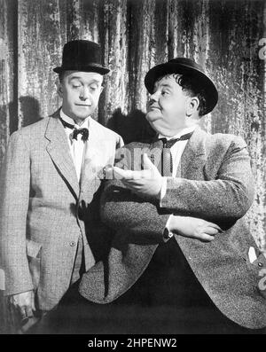 OLIVER HARDY ET STAN LAUREL DANS A-HUNTING NOUS ALLONS ALLER (1942), DIRIGÉ PAR ALFRED L. WERKER. Crédit : Laurel et Hardy Productions / Album Banque D'Images