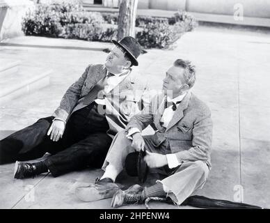 OLIVER HARDY ET STAN LAUREL DANS A-HUNTING NOUS ALLONS ALLER (1942), DIRIGÉ PAR ALFRED L. WERKER. Crédit : Laurel et Hardy Productions / Album Banque D'Images