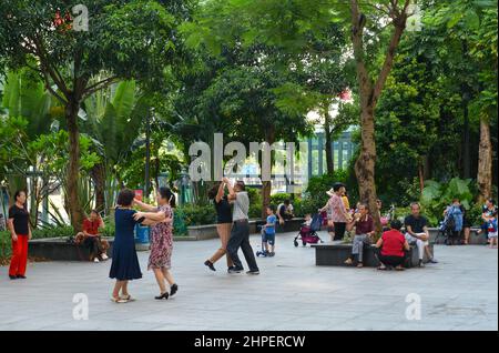 Les Chinois âgés socialisent dans un parc ouvert. Cette scène à Shenzhen, en Chine, est une vue commune tous les jours, avec des gens qui dansent et signent. Banque D'Images