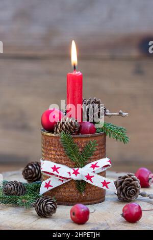 décoration de noël avec bougie rouge, pommes de crabe et cônes Banque D'Images