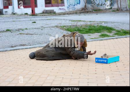 Sofia, Bulgarie. Pauvre Roma Homme mendiant dans les rues de Sofia pour des coups d'argent pour pouvoir acheter les nécessités de la vie, telles que la nourriture, le logement et le clothe Banque D'Images