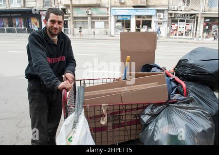 Sofia, Bulgarie. Adulte, homme ROM collectant les déchets de papier et de carton usagés dans les rues du centre-ville de Sofia. Puisque les Roms sont structurellement discri Banque D'Images