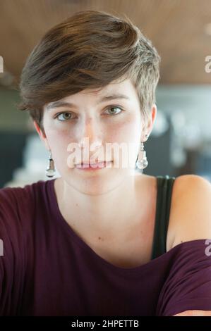 Tilburg, pays-Bas. Portrait d'une jeune adulte, une brunette étudiant en philosophie à l'Université de Tilburg. Banque D'Images