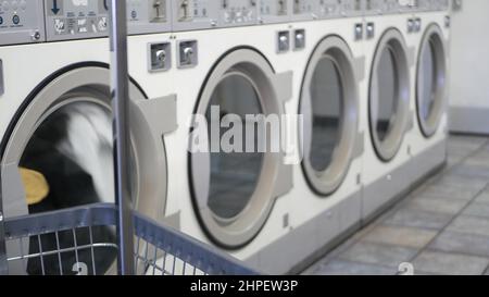 Rangée de machines à laver et à sécher, buanderie automatique publique en Californie, Etats-Unis.Tambours de lave-linge et sèche-linge dans une laverie automatique en libre-service ou une laverie commerciale.Laverie automatique aux États-Unis. Banque D'Images