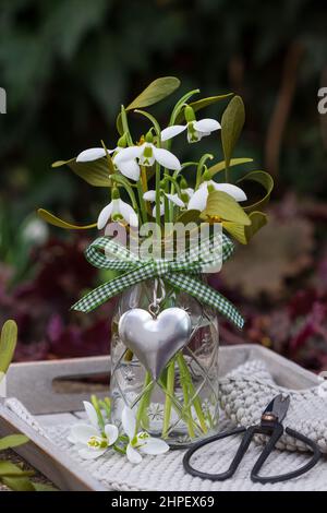 bouquet de gouttes de neige et de gui en bouteille de verre Banque D'Images