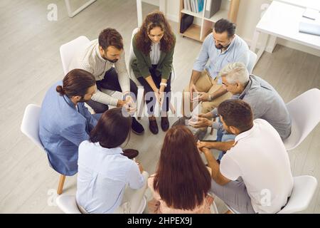 Vue du dessus des personnes assises en cercle et parlant pendant la séance de thérapie de groupe Banque D'Images