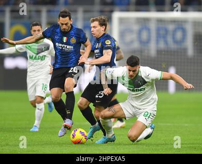 Milan, Italie. 20th févr. 2022. Entre Milan, Hakan Calhanoglu (2nd L) et Nicolo Barella (2nd R) rivalisent avec Gianluca Scamacca de Sassuolo lors d'un match de football entre Inter Milan et Sassuolo à Milan, Italie, le 20 février 2022. Credit: Daniele Mascolo/Xinhua/Alay Live News Banque D'Images