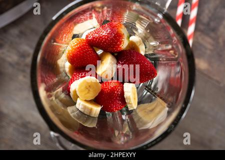 Préparation du smoothie à la fraise et à la banane Banque D'Images