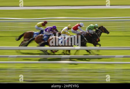 Photo du dossier datée du 22-08-2020, d'Acklam Express, prise par Tom Marquand (silks verts). Nigel Tinkler a été ravi des efforts de retour d’Inklam Express à Meydan vendredi et a hâte du présenter deux fois de plus au cours de Dubaï le mois prochain. Date de publication : lundi 21 février 2022. Banque D'Images