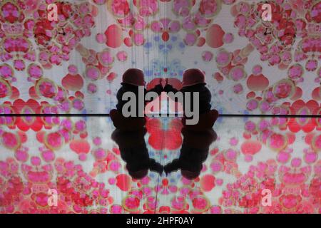 Un bébé semble hypnotisé par l'art numérique immersif du Studio Irma dans le musée d'art Moco d'Amsterdam Banque D'Images