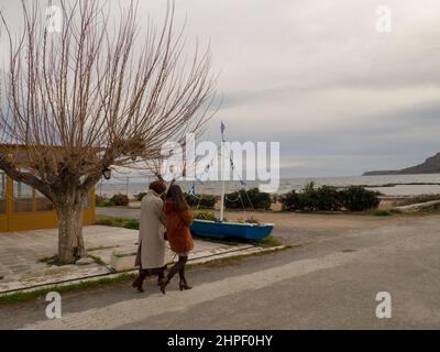 Les femmes marchant sur une route au bord de la mer Banque D'Images