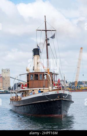 Le remorqueur à 1902 vapeur Waratah, tiré au charbon, part de chez lui avec la Sydney Heritage Fleet à Roselle Bay, en direction de Pyrmont dans le port de Sydney Banque D'Images