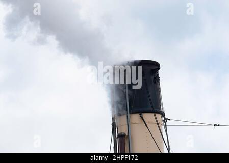 Faites de la vapeur dans l'entonnoir du remorqueur historique Waratah datant de 1902 tout en naviguant dans le port de Sydney en Australie Banque D'Images