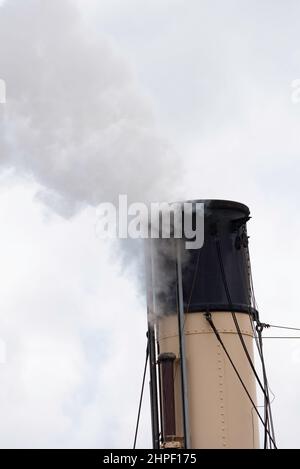 Faites de la vapeur dans l'entonnoir du remorqueur historique Waratah datant de 1902 tout en naviguant dans le port de Sydney en Australie Banque D'Images