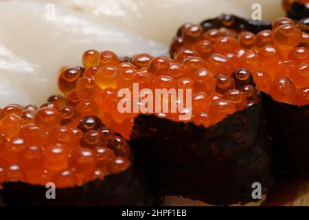 Gunkanmaki de Salmon Roe, cuisine japonaise Banque D'Images