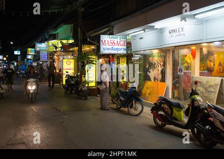 Usine d'art et boutique de massage dans Hua Hin d'époque. C'est un vieux village de pêcheurs qui est devenu l'une des destinations de voyage les plus populaires en Thaïlande. Banque D'Images