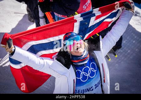 Zhangjiakou, Chine 20220220.Therese Johaug termine sa carrière olympique en remportant l'or dans les 30 kilomètres pendant les Jeux Olympiques d'hiver à Beijing 2022. Photo: Heiko Junge / NTB Banque D'Images