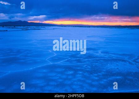 Ciel orageux au coucher du soleil sur les dépôts minéraux du lit de lac sec du lac Bristol dans le désert de Mojave près d'Amboy, Californie. Banque D'Images