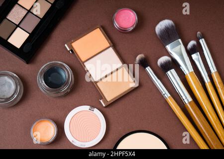 Groupe de produits cosmétiques et de maquillage sur fond de studio Banque D'Images