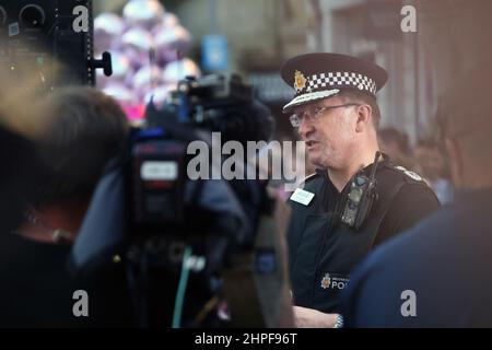 Manchester, Royaume-Uni. Le chef de la police Ian Hopkins sur les lieux d'un énorme hommage floral aux victimes de l'attentat de Manchester en 2017 Banque D'Images