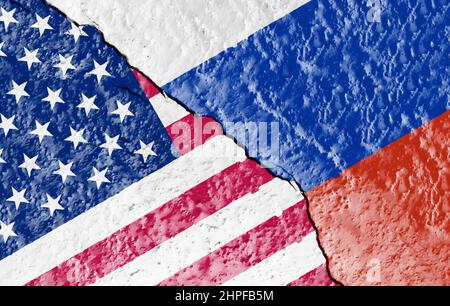 Les drapeaux des États-Unis et de la Russie peint sur un mur en ruines et divisé par une fissure diagonale. Relations diplomatiques internationales. Banque D'Images