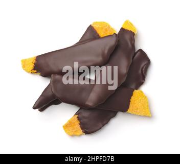 Vue de dessus des tranches de mangue séchée trempées au chocolat noir isolées sur du blanc Banque D'Images