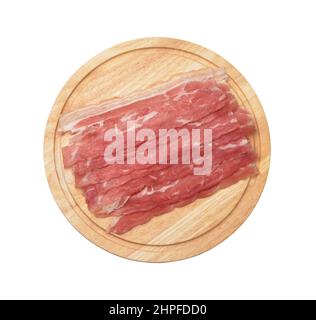 Vue de dessus des tranches de bacon sur une planche à découper ronde en bois isolée sur du blanc Banque D'Images