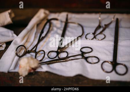 Instruments chirurgicaux pour opérations médicales sur une table en bois. Banque D'Images