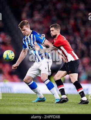Alexander Sorloth de Real Sociedad concurrence pour le ballon avec Inigo Martinez de Athletic Club lors du championnat espagnol la Liga football match entre Athletic Club et Real Sociedad le 20 février 2022 au stade San Mames à Bilbao, Espagne - photo: Ricardo Larreina/DPPI/LiveMedia Banque D'Images