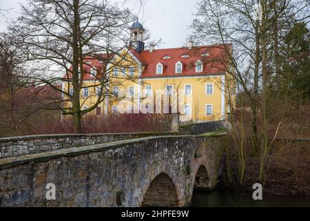 Bannewitz, Allemagne. 21st févr. 2022. Le pavillon de chasse Grillenburg, situé dans la forêt de Tharandt, près de la ville de Dresde, a été construit en 1554. Il a servi de pavillon de chasse pour l'ancien électeur de Saxe août le fort. Credit: Daniel Schäfer/dpa-Zentralbild/dpa/Alay Live News Banque D'Images