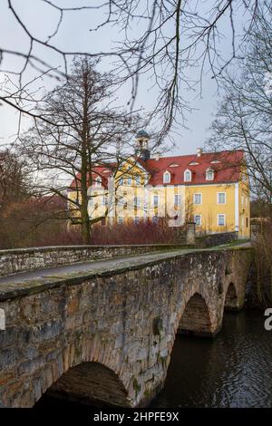 Bannewitz, Allemagne. 21st févr. 2022. Le pavillon de chasse Grillenburg, situé dans la forêt de Tharandt, près de la ville de Dresde, a été construit en 1554. Il a servi de pavillon de chasse pour l'ancien électeur de Saxe août le fort. Credit: Daniel Schäfer/dpa-Zentralbild/dpa/Alay Live News Banque D'Images