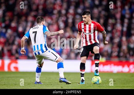 Yuri Berchiche du Club Athlétique rivalise pour le ballon avec Cristian Portu de Real Sociedad lors du championnat espagnol la Liga football match entre Athlétic Club et Real Sociedad le 20 février 2022 au stade San Mames à Bilbao, Espagne - photo: Ricardo Larreina/DPPI/LiveMedia Banque D'Images