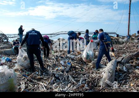 Castel Volturno, Italie. 20th févr. 2022. Volontaires de l'association Plastic Free, la remise en état de la 'Plastic Beach' de Castel Volturno, ainsi appelé pour l'énorme quantité de déchets accumulés apportés par l'inondation de la Volturno.Castel Volturo, Italie, 20 février 2022. Credit: SIPA USA/Alay Live News Banque D'Images