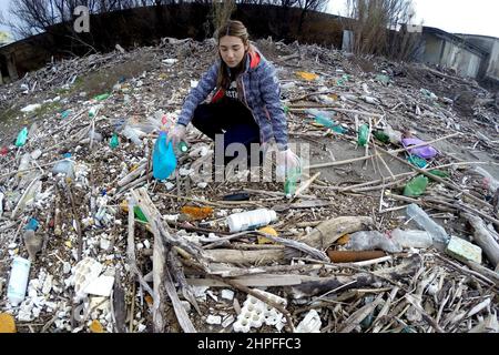 Castel Volturno, Italie. 20th févr. 2022. Un volontaire de l'association Plastic Free nettoie la 'Plastic Beach' de Castel Volturno, ainsi appelé en raison de l'énorme quantité de déchets accumulés apportés par l'inondation de la rivière Volturno. Castel Volturo, Italie, 20 février 2022. Credit: SIPA USA/Alay Live News Banque D'Images