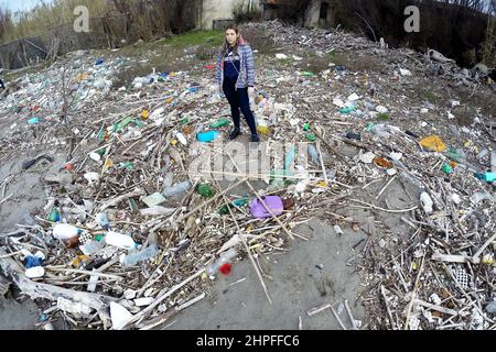 Castel Volturno, Italie. 20th févr. 2022. Un volontaire de l'association Plastic Free nettoie la 'Plastic Beach' de Castel Volturno, ainsi appelé en raison de l'énorme quantité de déchets accumulés apportés par l'inondation de la rivière Volturno. Castel Volturo, Italie, 20 février 2022. Credit: SIPA USA/Alay Live News Banque D'Images