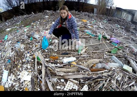 Castel Volturo, Italie, 20 février 2022. Un volontaire de l'association Plastic Free nettoie la 'Plastic Beach' de Castel Volturno, ainsi appelé en raison de l'énorme quantité de déchets accumulés apportés par l'inondation de la rivière Volturno. Castel Volturo, Italie, 20 février 2022. Crédit: Vincenzo Izzo/Alamy Live News Banque D'Images