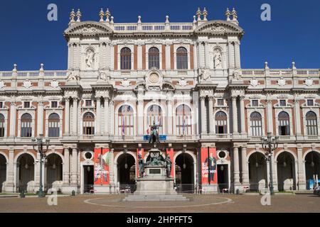 Turin, Italie - 14 août 2021 : façade arrière du Palais Carignano à Turin, Italie. Banque D'Images