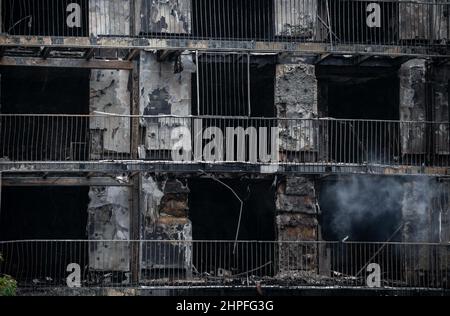 Essen, Allemagne. 21st févr. 2022. Vue sur la façade du complexe d'appartements incendié. Dans le quartier ouest de la ville, tout un immeuble était en flammes depuis le début de lundi matin. L'incendie s'est déclaré peu après minuit sur Bargmannstrasse. Les flammes se répandent rapidement sur plusieurs étages. On ne sait toujours pas si des personnes ont été blessées. Credit: Fabian Strauch/dpa/Alay Live News Banque D'Images