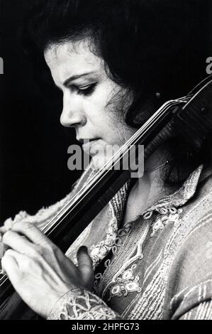 Portrait de la célèbre violoncelliste Christine Walevska, qui est la plus connue pour ses nombreux enregistrements avec Philips Records. Appelée la déesse du Cello, elle est devenue la première musicienne de concert à se produire à Cuba sous le régime de Castro. C'est un portrait de fin 1970s de son jeu dans son appartement de Manhattan. Banque D'Images