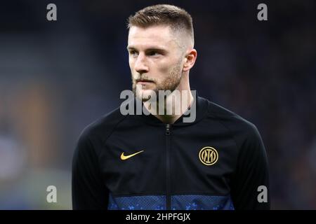 Milan, Italie. 20 février 2022, Milan Skriniar du FC Internazionale regarde pendant la série Un match entre le FC Internazionale et nous Sassuolo au Stadio Giuseppe Meazza le 20 février 2022 à Milan, Italie. Banque D'Images