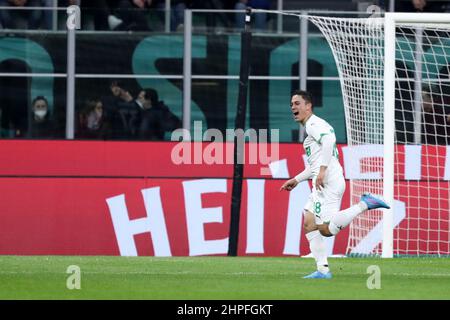 Milan, Italie. Le 20 février 2022, Giacomo Raspadori de nous Sassuolo célèbre après avoir inscrit le premier but de son équipe lors du match de la série A entre le FC Internazionale et nous Sassuolo au Stadio Giuseppe Meazza le 20 février 2022 à Milan, en Italie. Banque D'Images