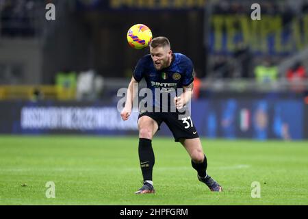 Milan, Italie. 20 février 2022, Milan Skriniar du FC Internazionale contrôle le ballon pendant la série Un match entre le FC Internazionale et nous Sassuolo au Stadio Giuseppe Meazza le 20 février 2022 à Milan, Italie. Banque D'Images