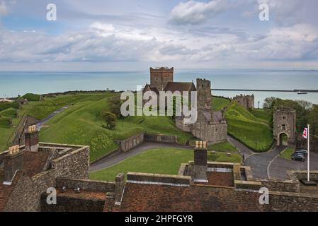 Vue de haut en haut du château de Douvres, vue sur les bâtiments et le parc du château et sur le port de Douvres et la Manche Banque D'Images