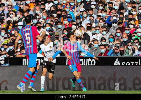 Valence, Espagne, le 20 février 2022, Serdino Dest du FC Barcelone et Bryan Gil de Valence lors du championnat d'Espagne la Liga match de football entre Valencia CF et FC Barcelone le 20 février 2022 au stade Mestalla de Valence, Espagne - photo: Ivan Terron/DPPI/LiveMedia Banque D'Images