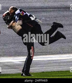 Daytona, États-Unis. 20th févr. 2022. Austin Cindric embrasse un membre d'équipage après avoir remporté le Daytona 500 2022, le dimanche 20 février 2022 à Daytona, Floride. Photo par Edwin Locke/UPI crédit: UPI/Alay Live News Banque D'Images